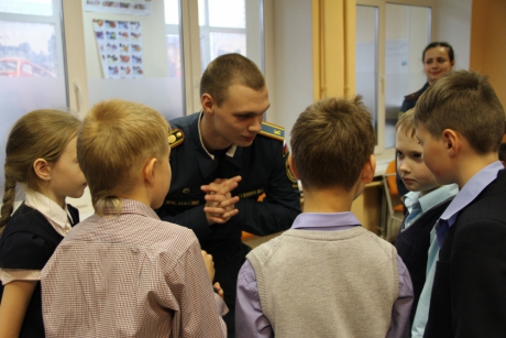 Курсанты Санкт-Петербургского Университета ГПС МЧС России провели занятие со школьниками